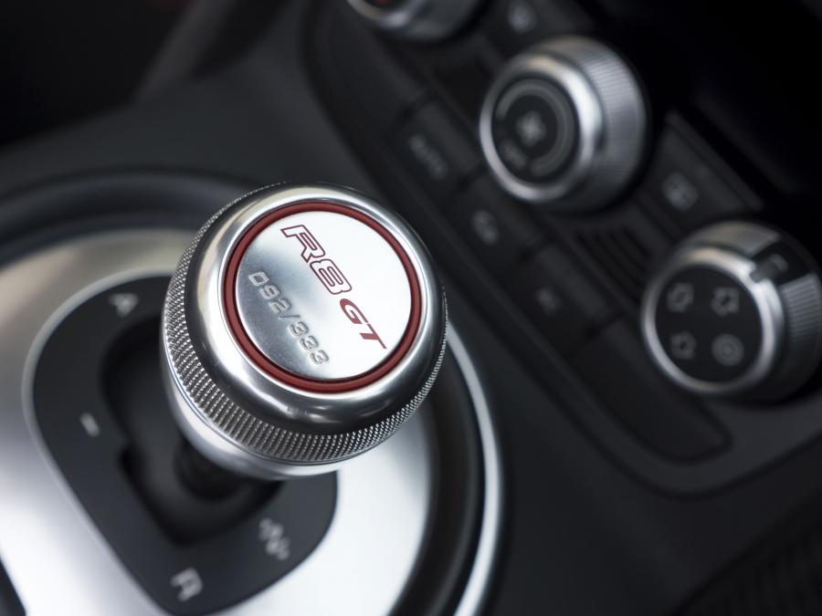 Детали интерьера Audi R8 GT Spyder 2011 года  (UK) (фото 2 из 21)